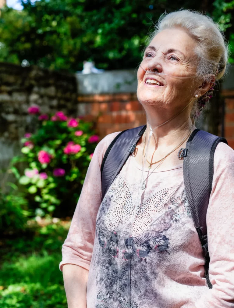 Patiënte die haar zelfstandigheid terugkrijgt dankzij de thuisbehandeling van respiratoire insufficiëntie.