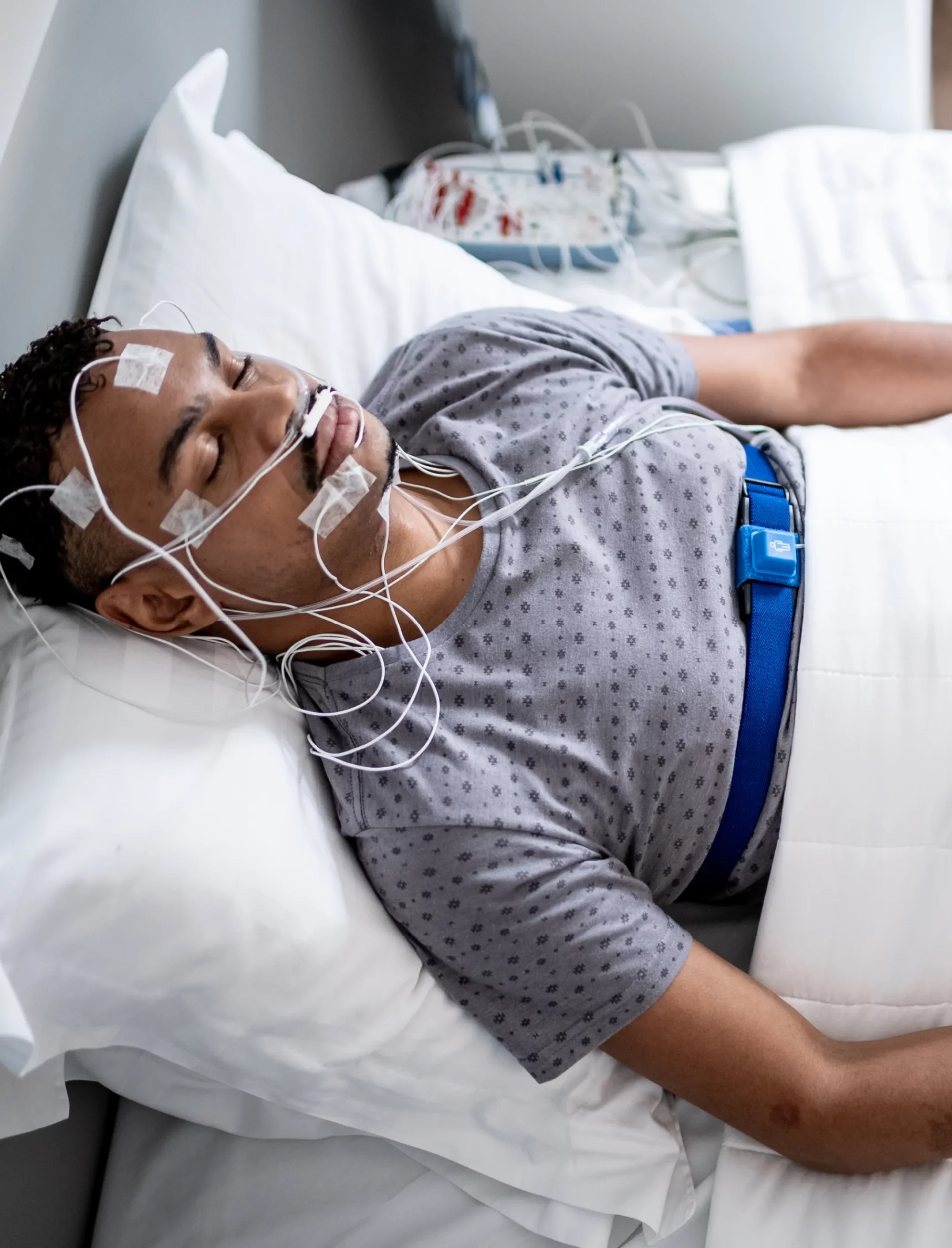 Patiënt die een CPAP-apparaat gebruikt voor de behandeling van slaapapneu